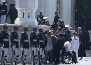 Insiden Delegasi Prancis Tiba-tiba Jatuh saat Upacara Penyambutan Macron di Istana