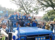 Pawai Akbar Persib Juara Meriah, KDM Kibarkan Bendera Maung Bandung