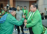 PPP NTT Berikan Senjata Tradisional ke Mardiono saat Mukerwil di Kupang