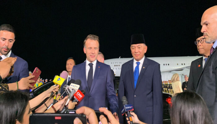 Presiden Macron Tiba di Lanud Halim Disambut Menhan dan Rano Karno