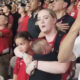 Dukungan dari Tribun Stadion, Istri Joey Pelupessy Nyanyi Indonesia Raya Sambil Gendong Anak