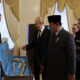 Momen Prabowo-Putin Bertukar Cenderamata: Buku, Garuda, Keris Bali, hingga Pedang Perwira