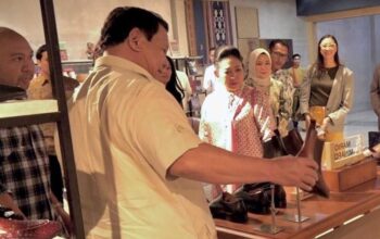 Prabowo Kunjungi Sarinah Ditemani Titiek dan Didit: Bawa Uang Nggak Kita?
